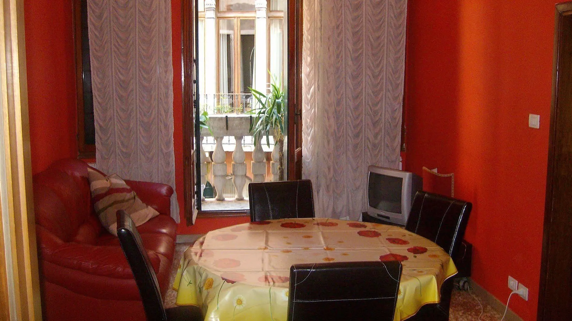 Sunny Venice Apartment